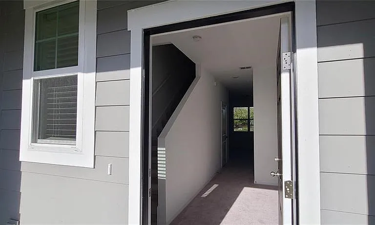 393 Madison Dr — Photo 3
