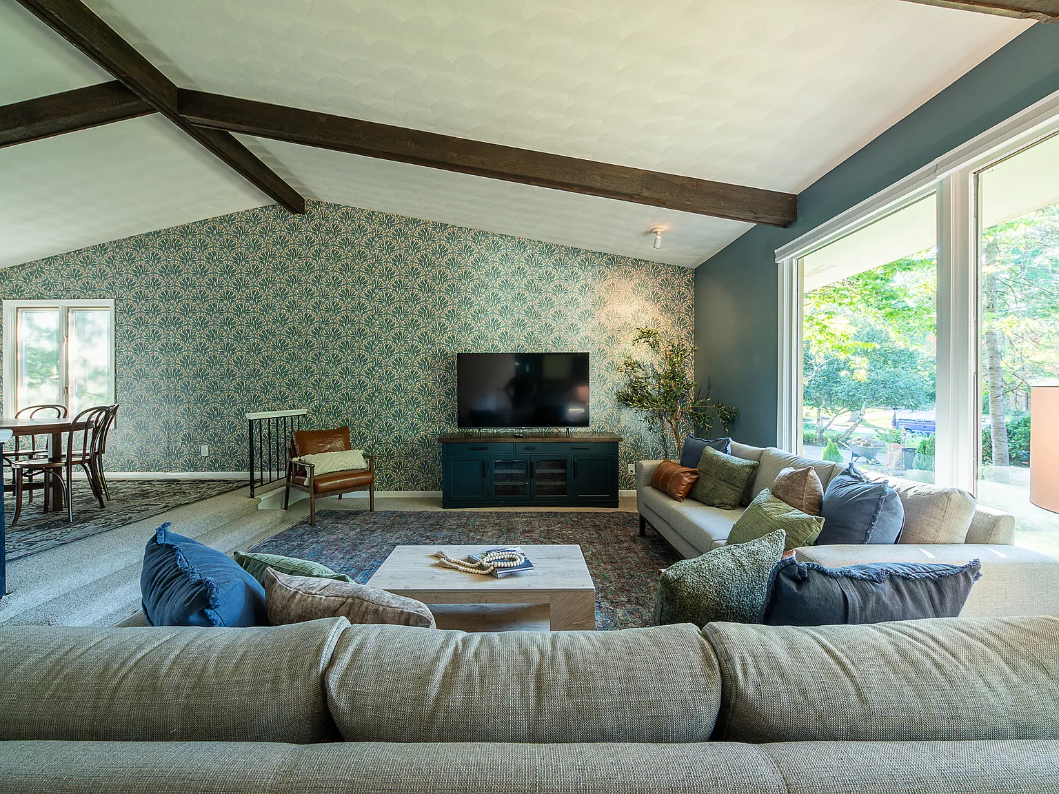 6 bed, $9,000 — Photo 1