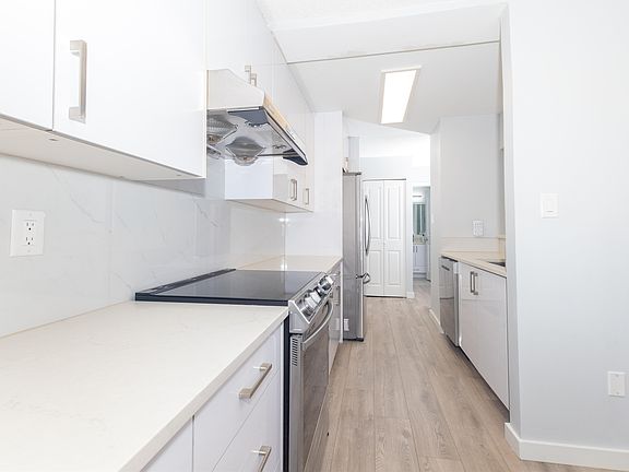 5th image of 8120 Colonial Dr #401