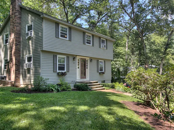 17 Greenmeadow Ln, Bedford, NH 03110