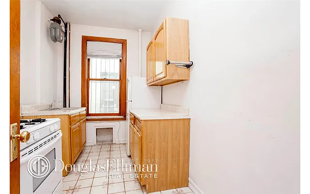 Sold by Douglas Elliman | media 25