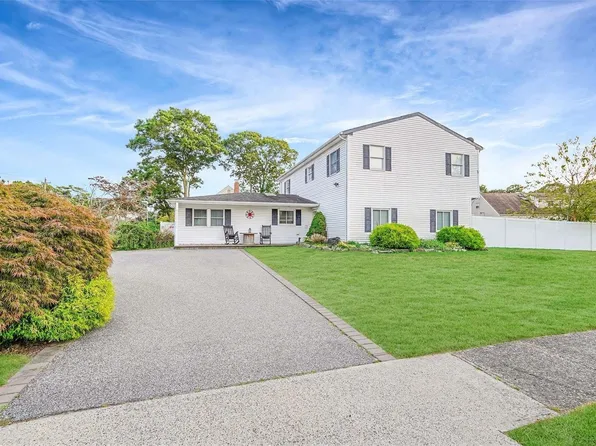 2 Bicycle Court, Selden, NY 11784