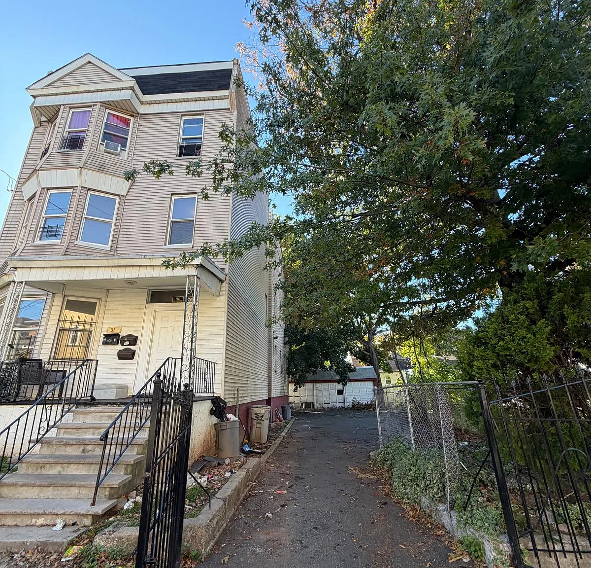 4 bed, $2,250 — Photo 1
