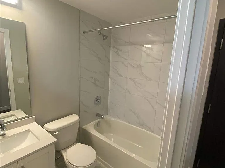 15 Queen St S #1706 — Photo 8