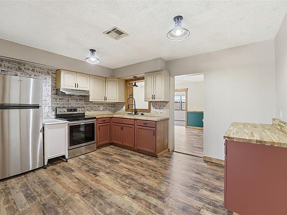 3rd image of 121 Crane Rd