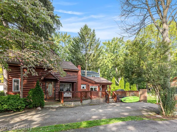 8416 Arlis St, Commerce Township, MI 48382