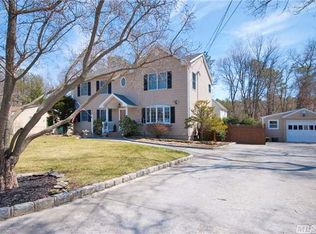 52 Montauk Trl, Ridge, NY 11961