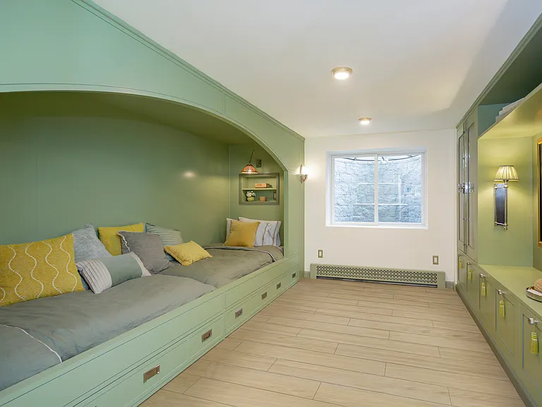 331 Meadows W — Photo 49