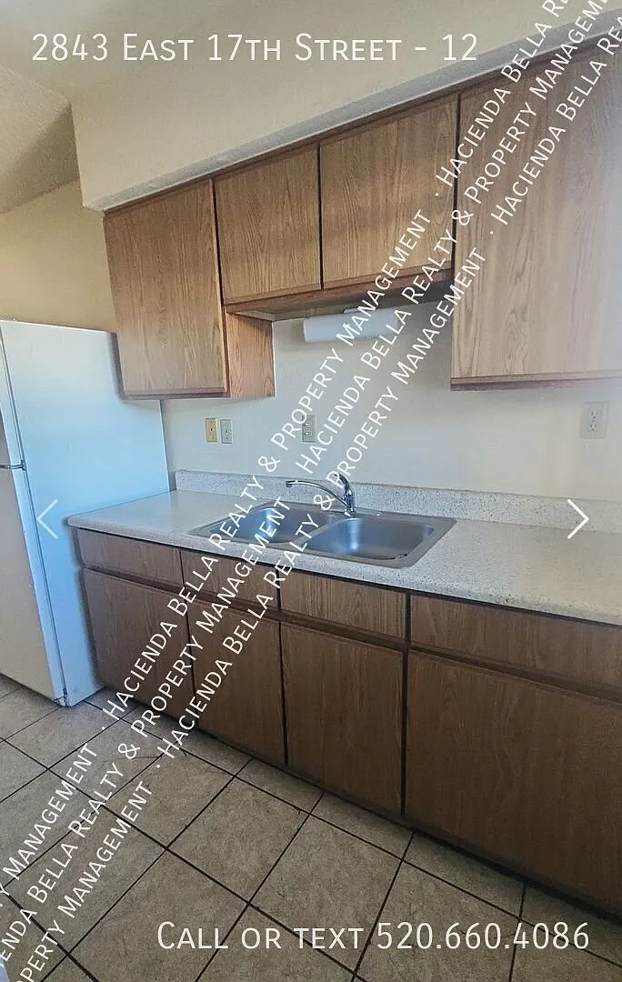Cute 1 bedroom, 1 bathroom Upstairs Apartment in a Convenient Central Location — Photo 2