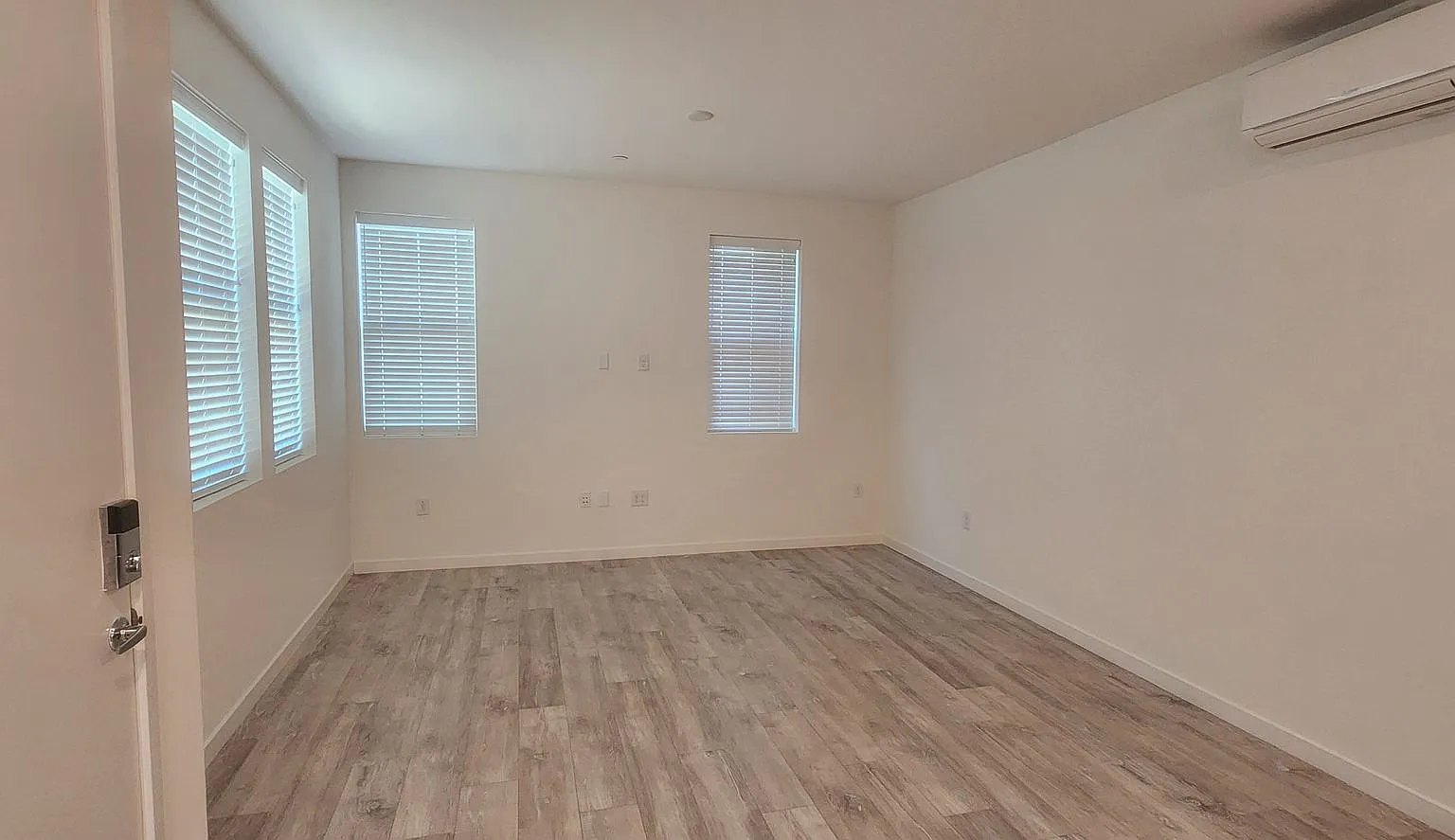 2 Bedroom 2.5 Bathroom home at the Mill on Broadway — Photo 3