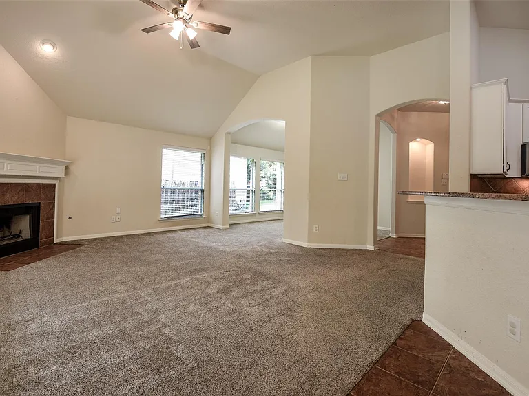 22 Hobbit Glen Dr — Photo 7