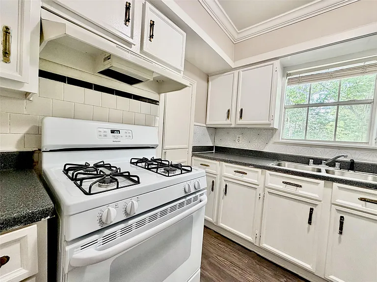 218 W 15th St #L — Photo 5
