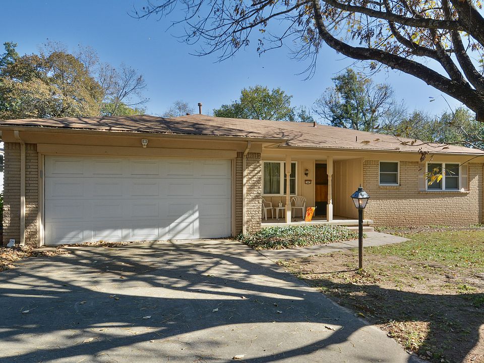 Situated at the back of Southern Memorial Acres, on almost 1/2 an acre, this property offers the peace and quiet of a rural home but has convenience of being in town!