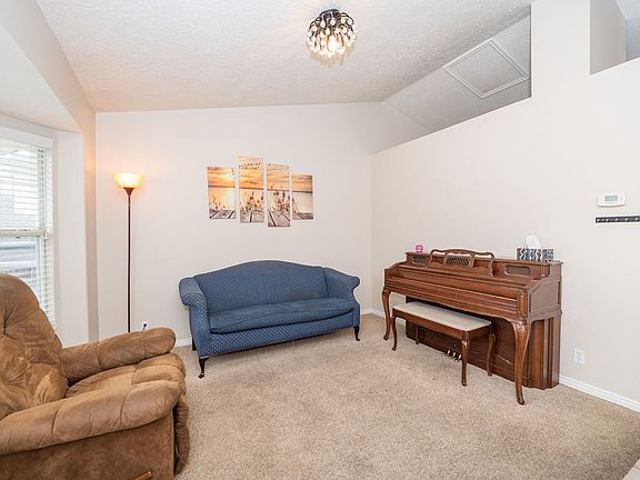 5th image of 587 E Eastpointe Cir