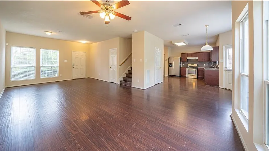 3 bed, 2.5 bath, 2079 sqft, $2,075 — Photo 2