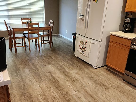 Sunny dining area in kitchen