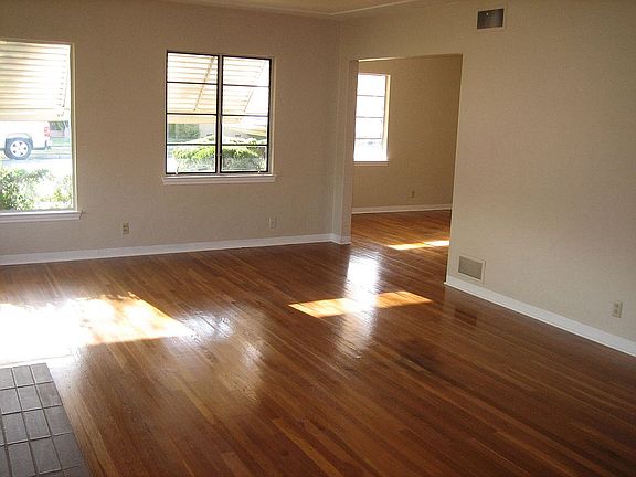 5th image of 107 E Fountain Way