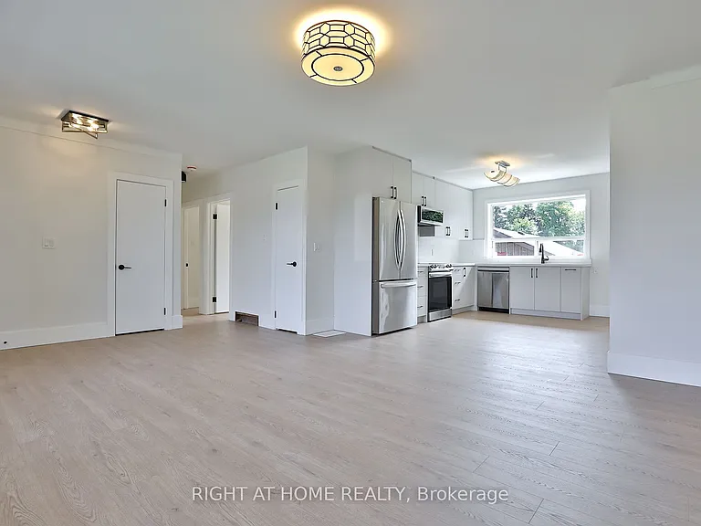 80 Stephen Dr — Photo 2