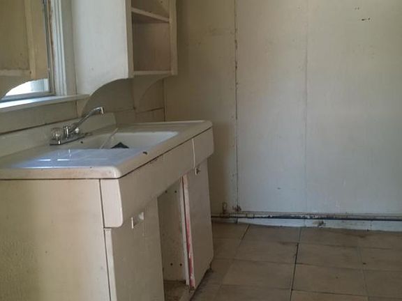 2nd image of 1106 S Lincoln St