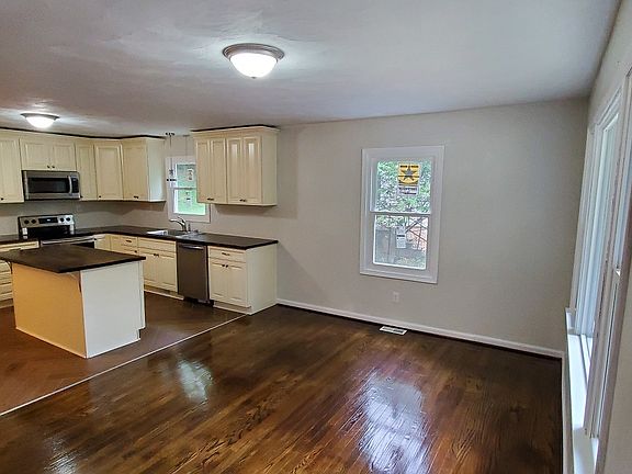 5th image of 1416 Templeton Ave NE