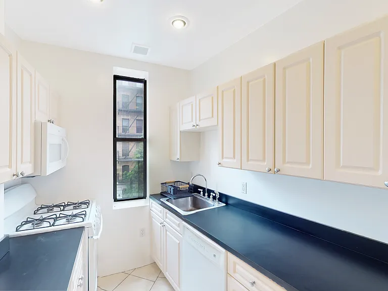 180 Claremont Ave #21 — Photo 11