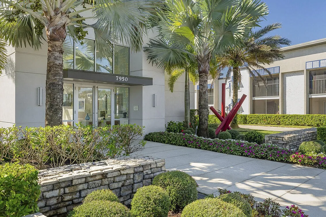 Lakeside Villas — Photo 1