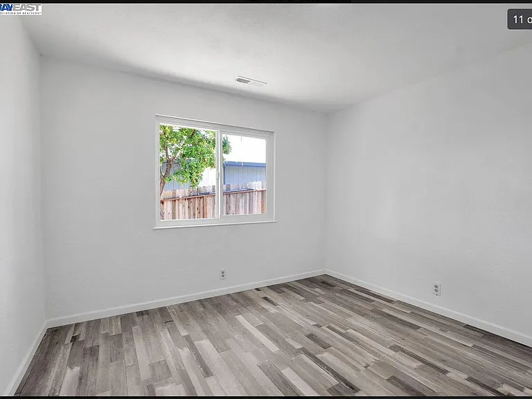 1146 Lewis Ave — Photo 14