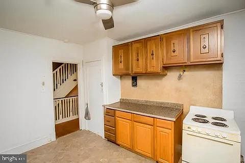 3rd image of 6148 W Oxford St