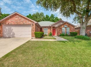 2105 Post Wood Ln, Arlington, TX 76018