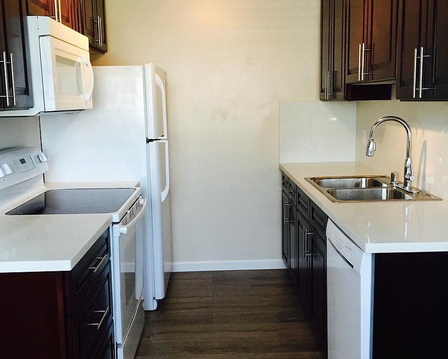 1st image of 40 Glen Eyrie Ave APT 01