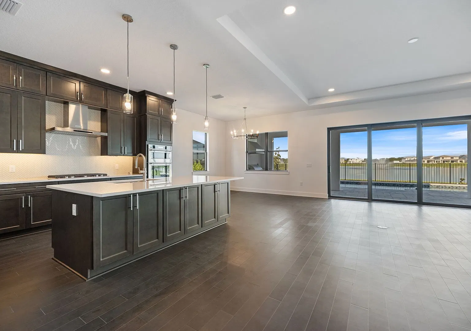 Brand New spacious 4bd/3.5bth Sarasota Home with Swimming Pool, 3-Car Garage and Loft — Photo 1