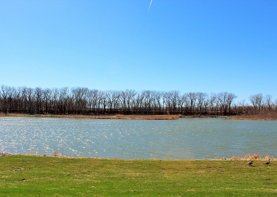1st image of 525 Lakeshore Dr