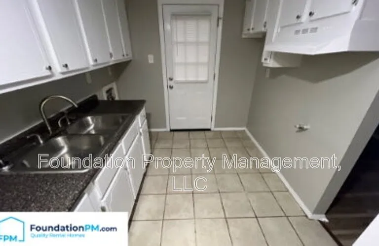 1129 Catalina Rd — Photo 4