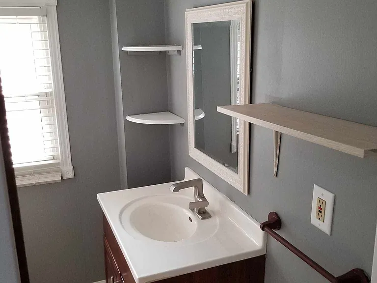 305 E Willow St — Photo 10