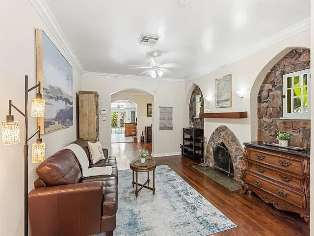 3 bed, 2.0 bath, $6,400 — Photo 3