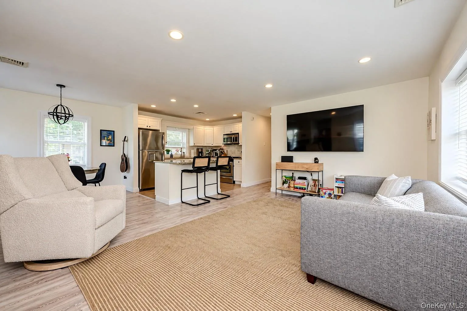 3 bed, 1.5 bath, 2160 sqft, $4,700 — Photo 3
