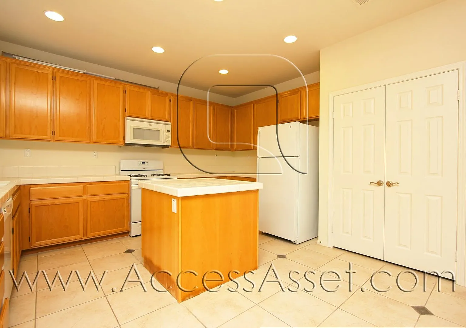 Beautiful 4 Bedroom Home with Fenced Backyard — Photo 3