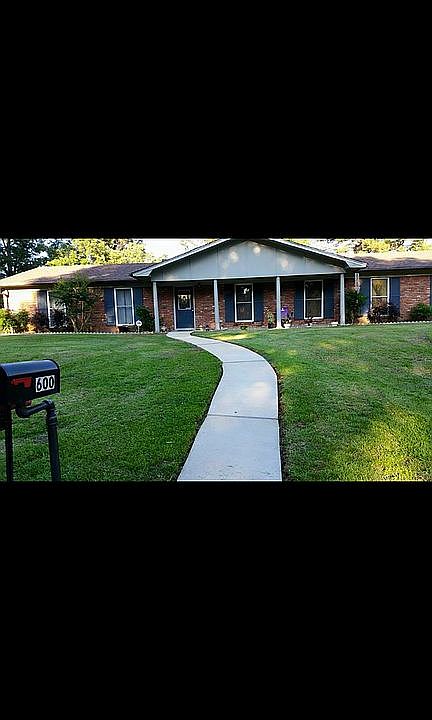 1st image of 600 Blossom Ln
