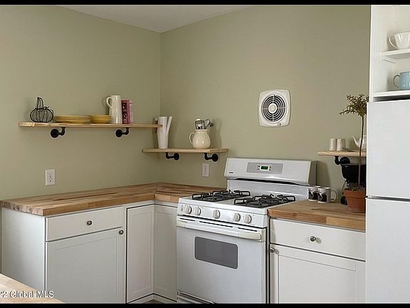 3rd image of 4 Maple Ave