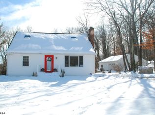 202 Dee Dee Dr, Glen Gardner, NJ 08826