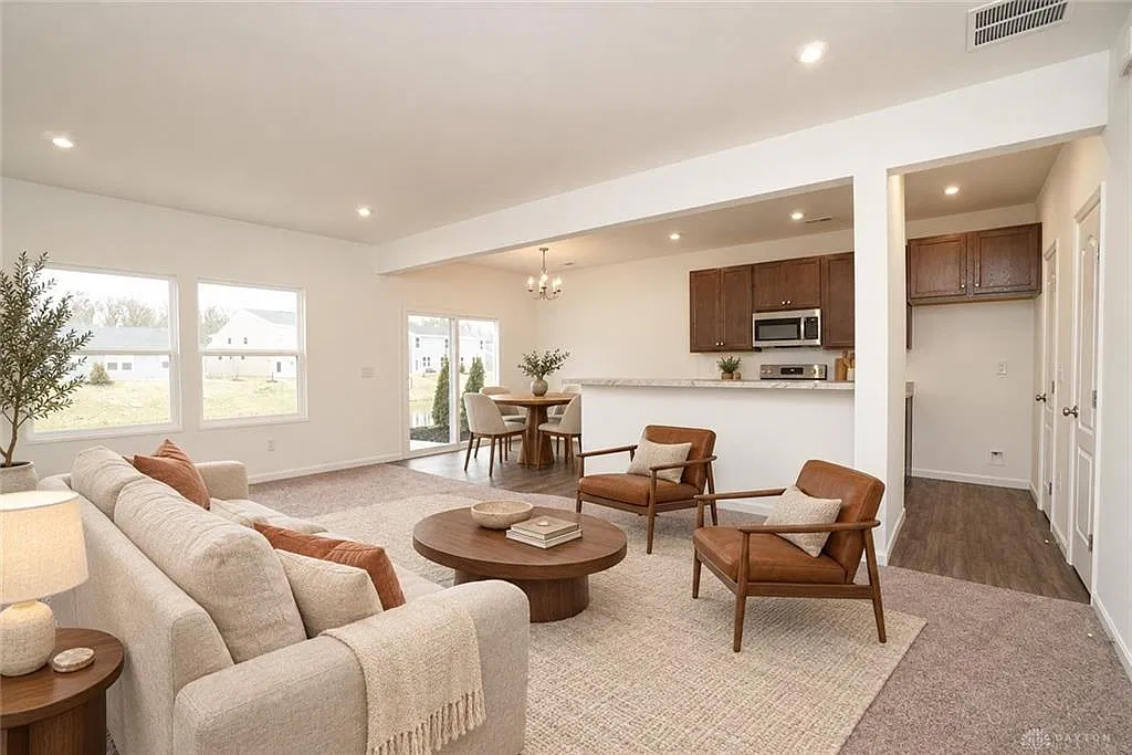3 bed, 2.5 bath, 1676 sqft, $2,249 — Photo 3