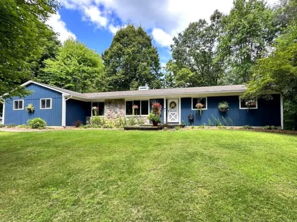 9115 Pine Hill Trl, Fenton, MI 48430