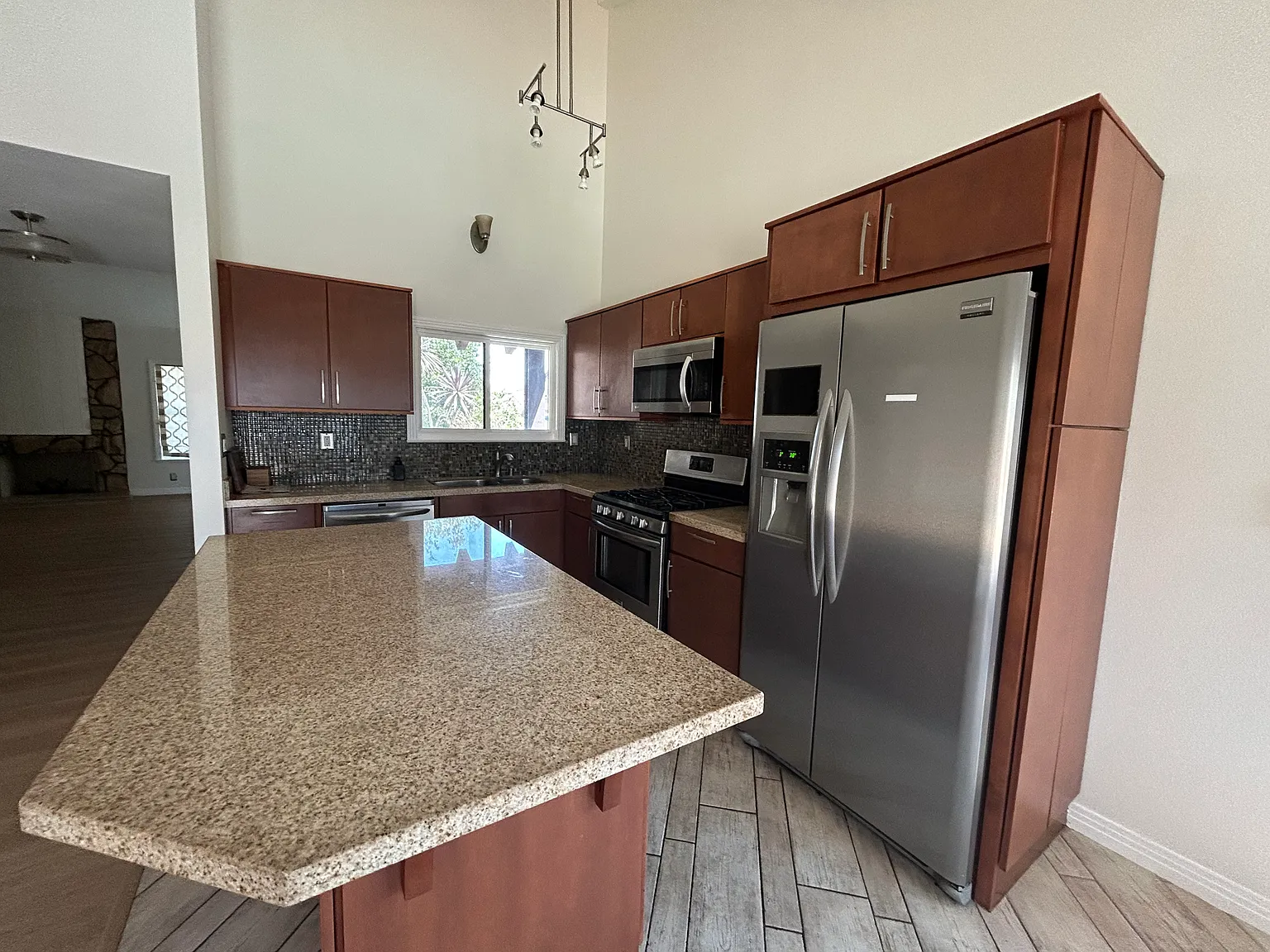 3 bed, 1408 sqft, $4,100 — Photo 2