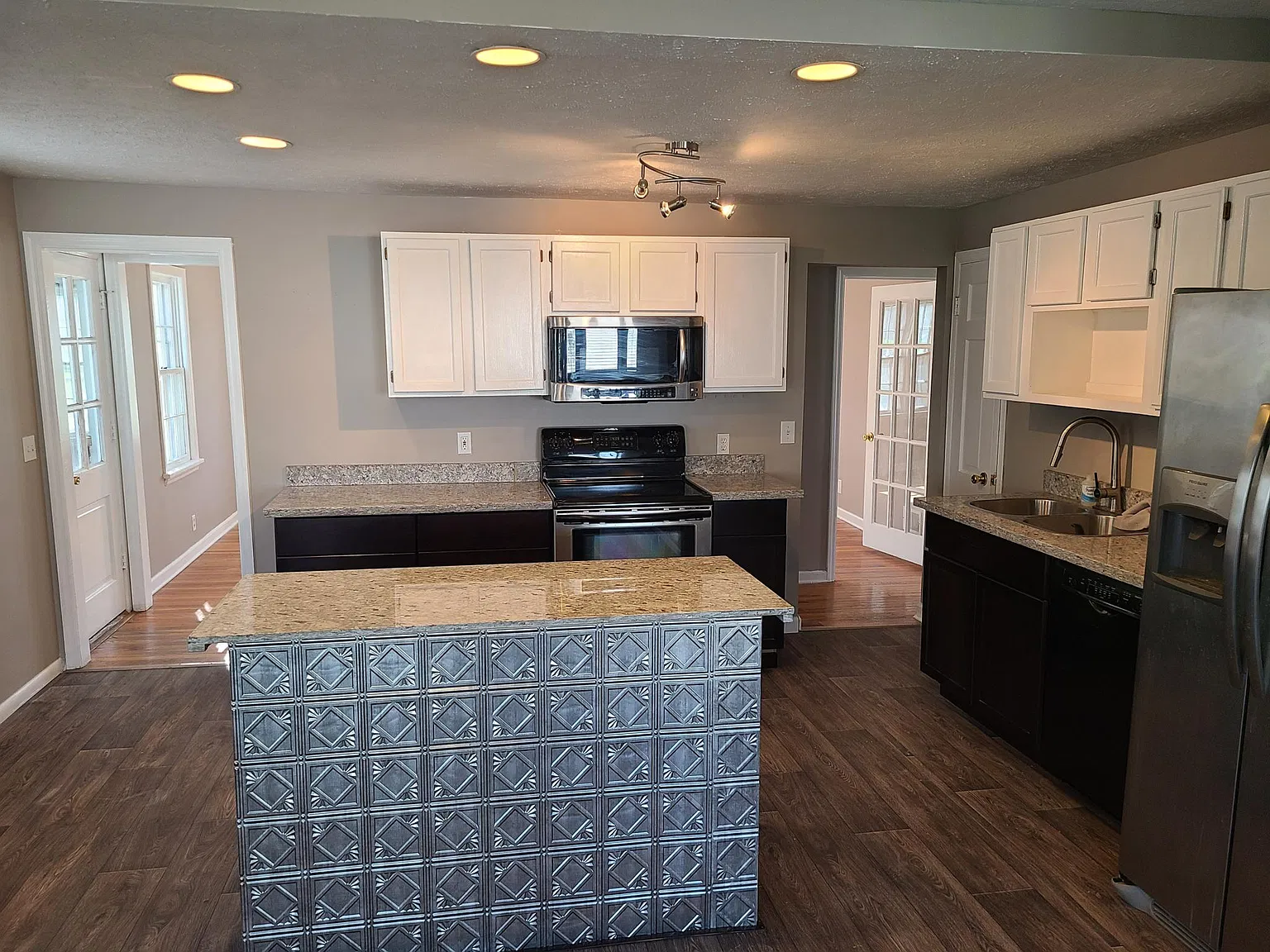 5 bed, 2.5 bath, 2025 sqft, $2,600 — Photo 4