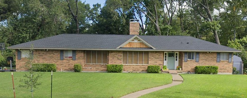Home situated on quite culd-a-sac, nice neighbors and quick access to highways.