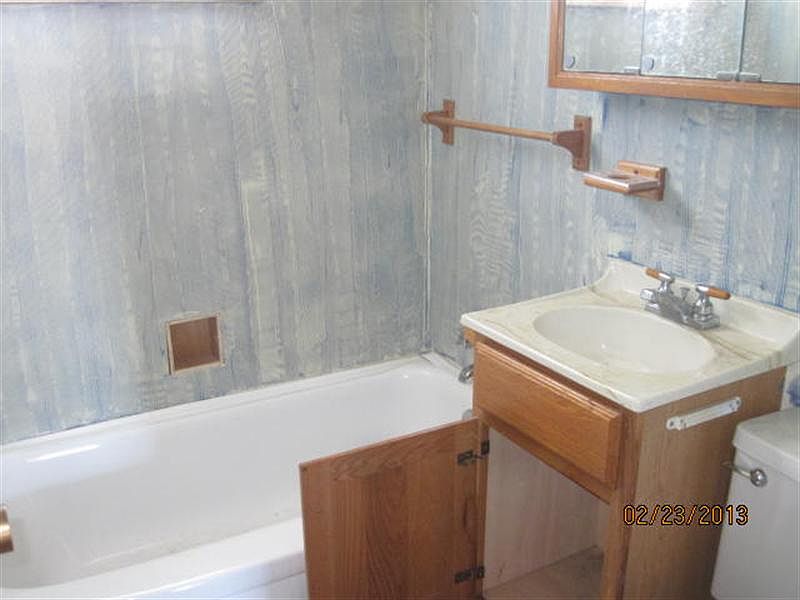 2nd image of 11 10th St SE
