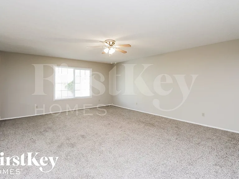 614 E Greenway Dr — Photo 2