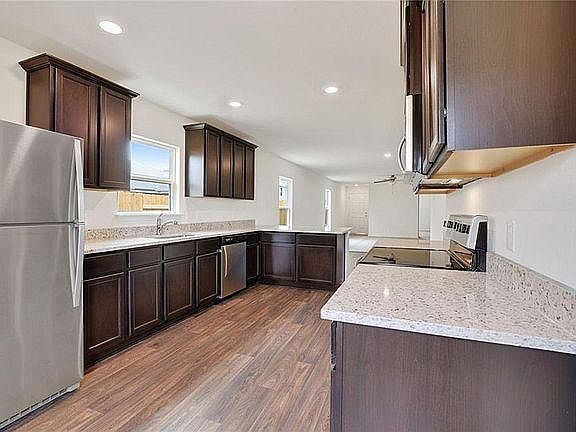 5th image of 301 Crescent Park Dr