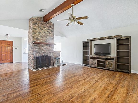 3rd image of 2112 Greenwood Dr