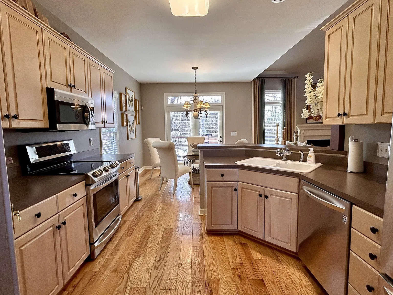 3 bed, 2.5 bath, 2548 sqft, $3,500 — Photo 4